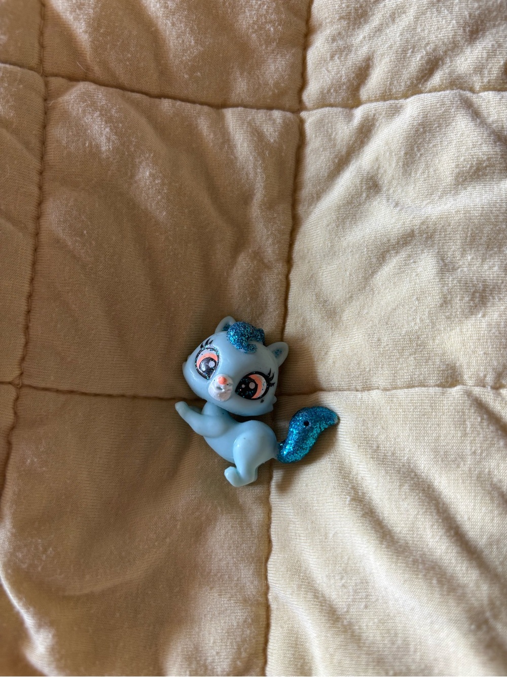 Littlest Pet Shop Blue Glitter-Tailed Kitten Figurine